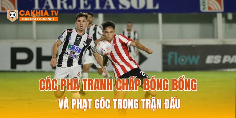 Các pha tranh chấp bóng bổng và phạt góc trong trận đấu